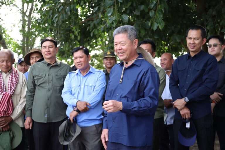 ឯកឧត្ដម គួច ចំរើន អភិបាល នៃគណៈអភិបាលខេត្តកណ្ដាល អញ្ជើញចុះជួបសំណេះសំណាល ជាមួយបងប្អូនប្រជាកសិករ ដែលប្រឈមក្នុងការខ្វះខាតទឹកស្រោចស្រពស្រូវ និងបន្តចុះពិនិត្យស្ថានភាព ទីតំាងភូមិសាស្រ្តប្រភពទឹក និងការកាយបង្ហូរទឹកជួយដល់ការខ្វះខាតនូវទឹកធ្វើស្រែប្រាំង នៅស្រុកស្អាង