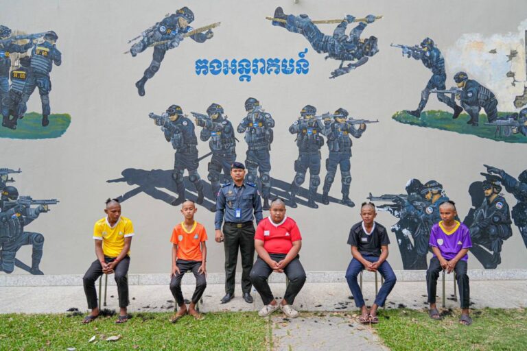 អាវុធហត្ថរាជធានីភ្នំពេញ ឃាត់ខ្លួនក្មេងទំនើង០៩នាក់ បញ្ជូនទៅតុលាការនិងកោសក់ហាត់កីឡា ព្រមទាំងដកហូតម៉ូតូរក្សាទុក ០៣ខែ!