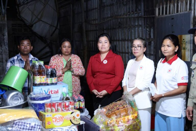 ប្រជាពលរដ្ឋរងគ្រោះដោយអគ្គិភ័យឆេះផ្ទះ ចំនួន១គ្រួសារ នៅសង្កាត់ស្វាយរលំ ក្រុងតាខ្មៅ ទទួលអំណោយមនុស្សធម៌ពីសាខាកាកបាទក្រហមកម្ពុជាខេត្តកណ្តាល