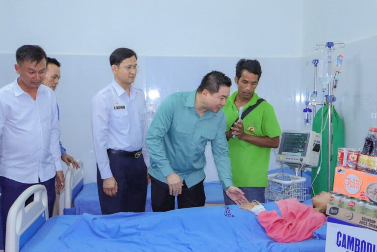 លោក ម៉េង ស្រ៊ុន ប្រធានក្រុមការងារចុះជួយមូលដ្ឋាន ឃុំអមលាំងបានដឹកនាំក្រុមការងារ ចុះសួរសុខទុក្ខ និងយកអំណោយជូនដល់លោកស្រី អ៊ឹម សេរីរ៉ាវីន ដែលមានជីវភាពខ្វះខាត កំពុងសម្រាកព្យាបាលនៅមន្ទីរពេទ្យបង្អែកខេត្តកំពង់ស្ពឺ…