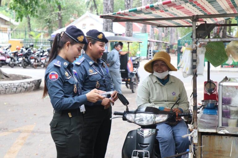 កម្លាំងកងរាជអាវុធហត្ថខេត្តសៀមរាប បានបន្តយុទ្ធនាការ ចុះចែកខិតប័ណ្ណ យុទ្ធនាការ ចុះចែកខិតប័ណ្ណ នាមប័ណ្ណ និងបិទស្ទិកគ័រផ្សព្វផ្សាយប្រព័ន្ធលេខទូរស័ព្ទ  (Hotline) 1296  ជូនដល់ប្រជាពលរដ្ឋ តាមមាត់ស្ទឹង ក្នុងក្រុងសៀមរាប