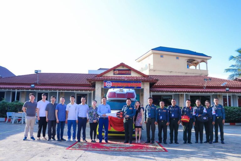 បញ្ជាការដ្ឋានកងរាជអាវុធហត្ថខេត្តកំពង់ស្ពឺ បានទទួលអំណោយ រថយន្តសង្គ្រោះបន្ទាន់ ចំនួន០១គ្រឿង ពីអ្នកឧកញ៉ា ហេង ឡុង និងលោកជំទាវ ថុង ប៊ុនធី !