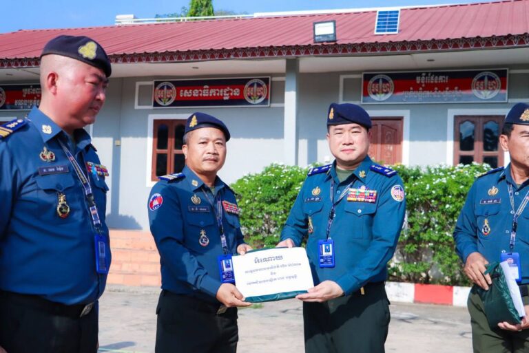 ពិធីចែកអាវភ្លៀង ជូនដល់ នាយទាហាន នាយទាហានរង និងពលទាហាន នៃបញ្ជាការដ្ឋានកងរាជអាវុធហត្ថខេត្តកំពង់ស្ពឺ