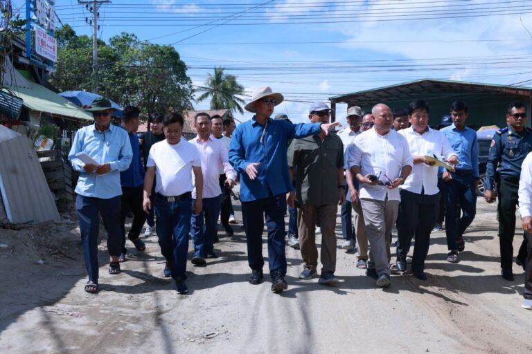 ឯកឧត្តម គួច ចំរើន អភិបាលខេត្តកណ្ដាល  ចុះពិនិត្យផ្លូវចំនួន៣ខ្សែ ស្ថិតនៅក្នុងសង្កាត់សំពៅពូន ក្រុងសំពៅពូន ខេត្តកណ្តាល