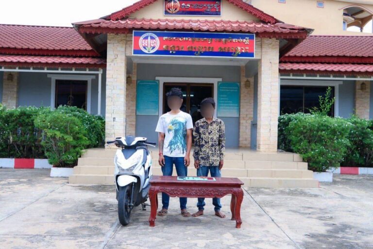 អ្នកហ៊ានស្បែកដាច អ្នកខ្លាចស្បែកស្វិត!កម្លាំងកងរាជអាវុធហត្ថខេត្តកំពង់ស្ពឺ ឃាត់ខ្លួនជនសង្ស័យពីរនាក់ បញ្ជូនទៅសាលាដំបូងខេត្តកំពង់ស្ពឺ ជាប់ពាក់ព័ន្ធករណីកាន់កាប់អាវុធដោយខុសច្បាប់ និងប្រើប្រាស់នូវសារធាតុញៀន……