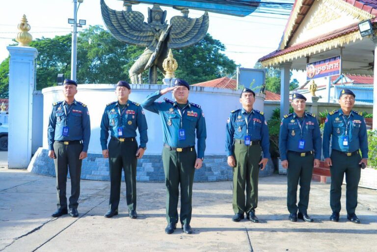 លោកឧត្តមសេនីយ៍ត្រី ម៉េង ស្រ៊ុន បានអញ្ជើញដឹកនាំ នាយទាហាន នាយទាហានរង នៃបញ្ជាការដ្ឋានកងរាជអាវុធហត្ថខេត្តកំពង់ស្ពឺ ចូលរួមគោរពទង់ជាតិ នៃព្រះរាជាណាចក្រកម្ពុជា និង…..