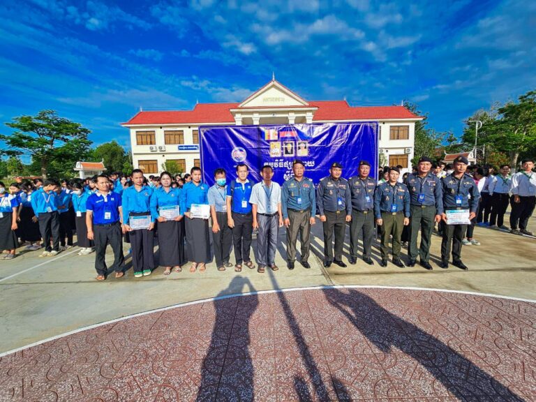 លោក ឧត្តមសេនីយ៍ត្រី ម៉េង ស្រ៊ុន ដាក់បទបញ្ជាអោយកម្លាំងកងរាជអាវុធហត្ថខេត្តកំពង់ស្ពឺ បន្តចុះផ្សព្វផ្សាយ លើកកម្ពស់ការអប់រំ ដើម្បីសហគមន៍គ្មានគ្រឿងញៀន(បារីអេឡិចត្រូនិច)និងក្មេងទំនើងឲ្យដូចភ្លៀងរលឹម…..