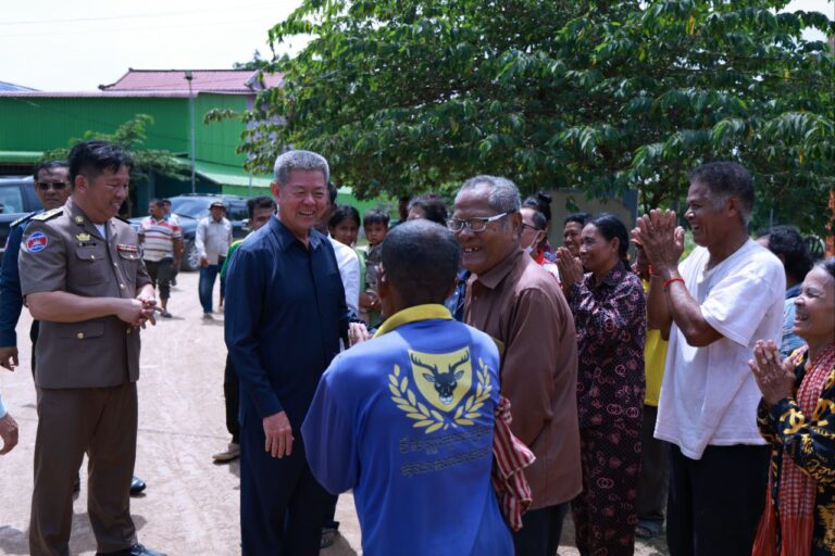 ឯកឧត្តម គួច ចំរើន អភិបាលខេត្តកណ្ដាល អញ្ជើញពិនិត្យផ្លូវបេតុងអាមេប្រវែង ១៨០០ម៉ែត្ និងសំណេះសំណាលជាមួយប្រជាពលរដ្ឋ ស្ថិតនៅភូមិព្រែកប្រា ឃុំព្រែកឫស្សី ស្រុកល្វាឯម