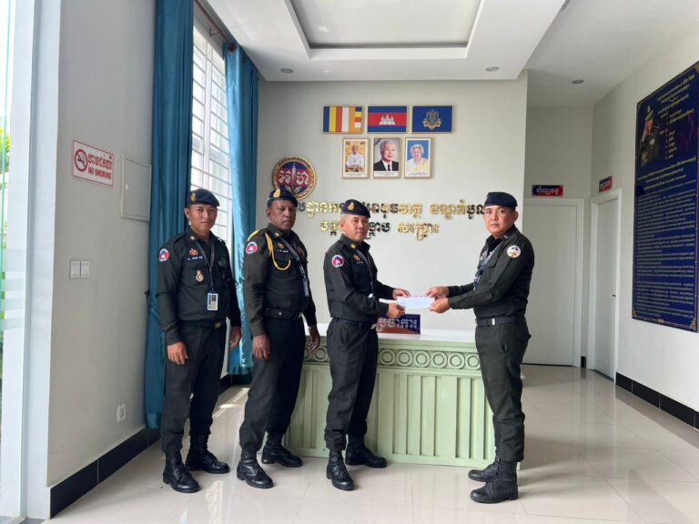 ក្រុមការងារ អាវុធហត្ថខណ្ឌកំបូល ចូលរួមរំលែកទុក្ខដល់គ្រួសារសមាជិក ដែលម្តាយរបស់លោកទទួលមរណៈភាព!