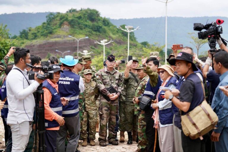 អនុព័ន្ធយោធានិងអង្គទូតបណ្ដាប្រទេសនានា សារព័ត៌មានជាតិ និង អន្តរជាតិ បានអញ្ជើញមកអង្កេតការអនុវត្តស្មារតីបទឈប់បាញ់រវាងកម្ពុជាថៃ