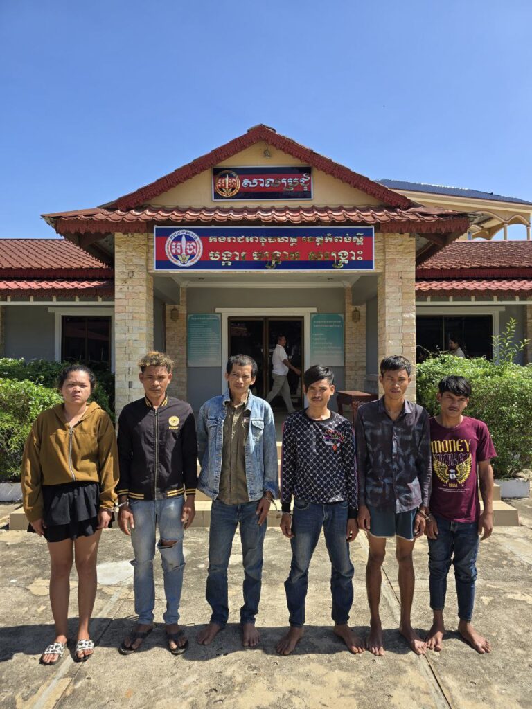 កម្លាំងកងរាជអាវុធហត្ថខេត្តកំពង់ស្ពឺ ធ្វើការបង្ក្រាបករណី គ្រឿងញៀន និងបានធ្វើការឃាត់ខ្លួនជនសង្ស័យ (ប្រុស-ស្រី) បញ្ជូនទៅសាលាដំបូងខេត្តកំពង់ស្ពឺ !!!