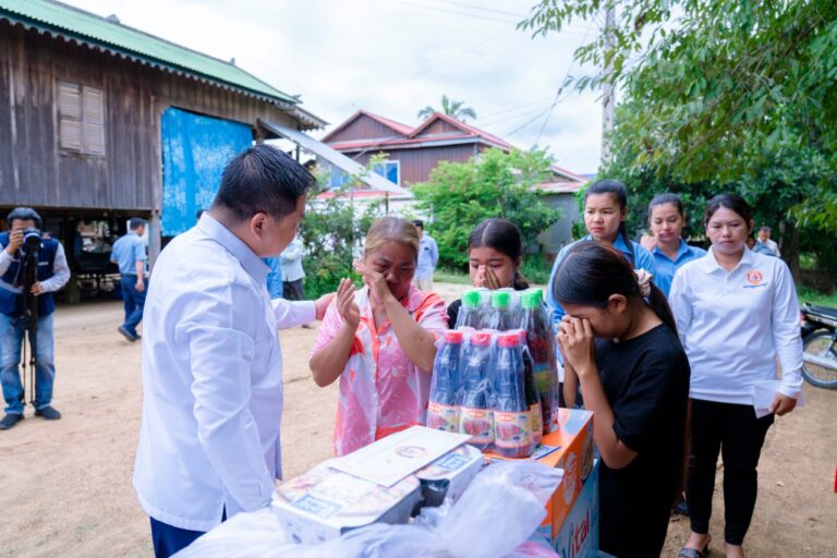 លោក ម៉េង ស្រ៊ុន ប្រធានក្រុមការងារចុះជួយមូលដ្ឋានឃុំអមលាំង បានអញ្ជើញដឹកនាំក្រុមការងារ ចុះសួរសុខទុក្ខដល់ក្រុមគ្រួសារ កងទ័ពជួរមុខ ចំនួន៧គ្រួសារ ស្ថិតនៅឃុំអមលាំង…