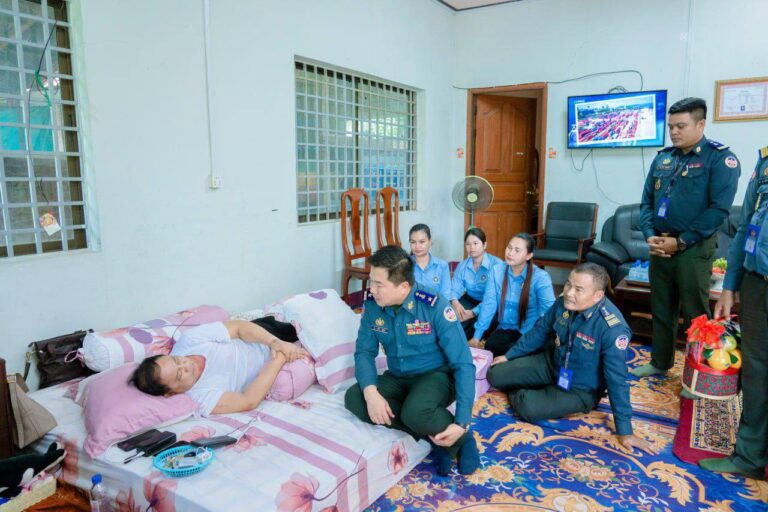 លោកឧត្តមសេនីយ៍ត្រី ម៉េង ស្រ៊ុន ដឹកនាំក្រុមការងារ ចុះសួរសុខទុក្ខ ឯកឧត្តម យឹម សុខុម ប្រធានក្រុមប្រឹក្សាខេត្តកំពង់ស្ពឺ ដែលកំពុងសម្រាកព្យាបាលសុខភាពនៅគេហដ្ឋាន