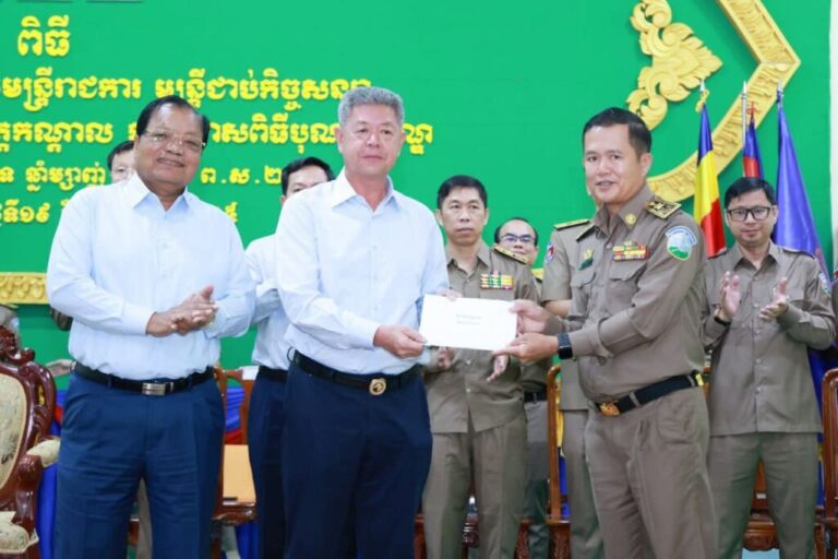 ថ្នាក់ដឹកនាំខេត្តកណ្តាល ជួបសំណេះសំណាល ជាមួយមន្ត្រីរាជការ មន្ត្រីជាប់កិច្ចសន្យា និងមន្ត្រីចូលនិវត្តន៍ នៃរដ្ឋបាលខេត្តកណ្ដាល ក្នុងឱកាសពិធីបុណ្យភ្ជុំបិណ្ឌ