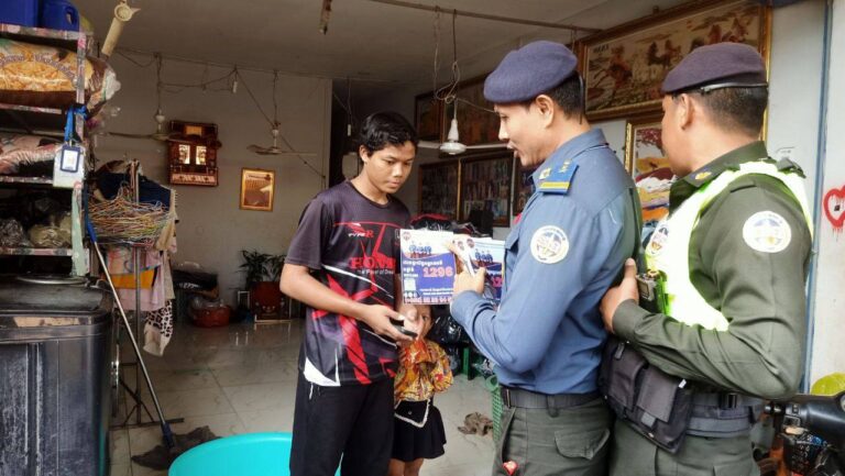 កម្លាំងមូលដ្ឋានកងរាជអាវុធហត្ថក្រុងសៀមរាប បានបន្តយុទ្ធនាការ ចុះចែកខិត្តប័ណ្ណ នាមប័ណ្ណ និងបិទស្ទិកគ័រផ្សព្វផ្សាយប្រព័ន្ធលេខទូរស័ព្ទ (Hotline) 1296 ជូនដល់ប្រជាពលរដ្ឋ