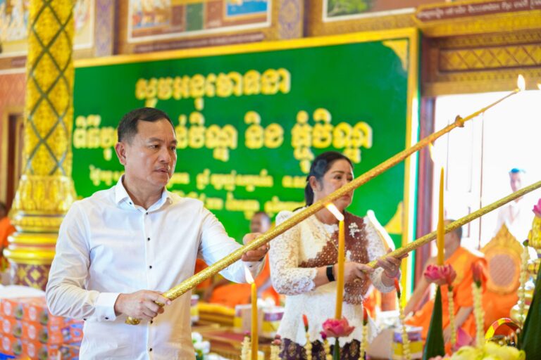 ឧត្តមសេនីយ៍ឯក រ័ត្ន ស្រ៊ាង ព្រមជាមួយ ក្រុមគ្រួសារសាច់ញាតិ អតីតលោកគ្រូអ្នកគ្រូ មិត្តរួមជំនាន់សាលាបាក់ទូក និងមន្ត្រីក្រោមឱវាទ អញ្ជើញចូលរួមកាន់បិណ្ឌទី៦ នៅវត្តព្រះបារមីវង្កតបុរី!