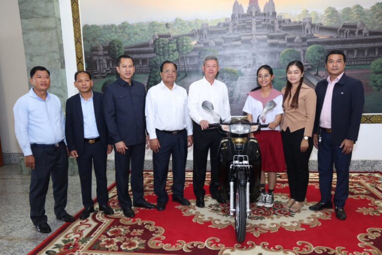 សិស្សប្រឡងសញ្ញាបត្រមធ្យមសិក្សាទុតិយភូមិ និទ្ទេស “A” នៅក្រុងតាខ្មៅ ខេត្តកណ្តាល ចំនួន ៨០នាក់ បានទទួលរង្វាន់ ម៉ូតូម្នាក់ ០១គ្រឿង