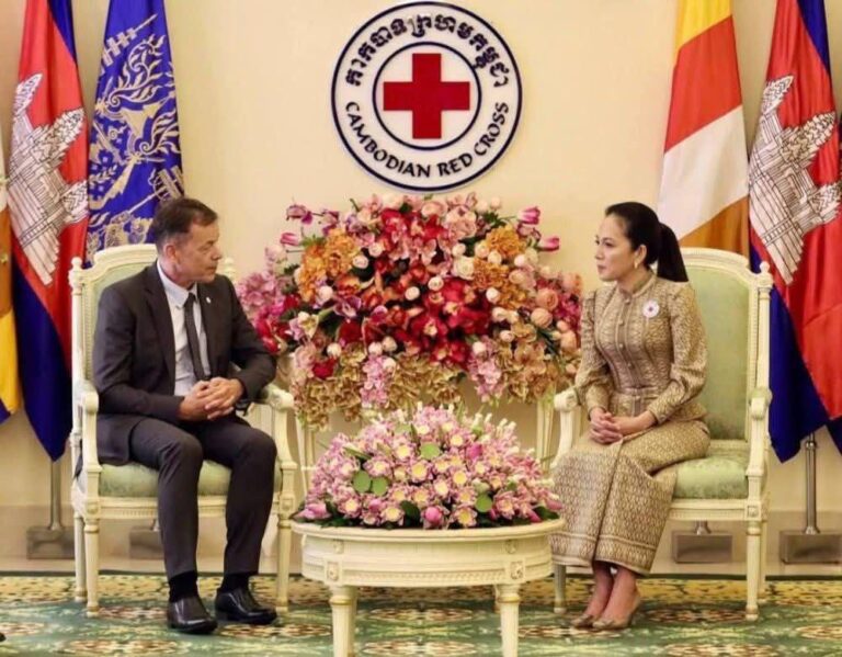 លោកជំទាវបណ្ឌិត ពេជ ចន្ទមុន្នី បានថ្លែងអំណរគុណយ៉ាងជ្រាលជ្រៅដល់ អាយ.ស៊ី.អរ.ស៊ី ដែលបានអញ្ជើញចុះសួរសុខទុក្ខជាលើកទី២ ជាមួយយុទ្ធជនកម្ពុជាចំនួន ១៨រូប ដែលត្រូវបានថៃ…