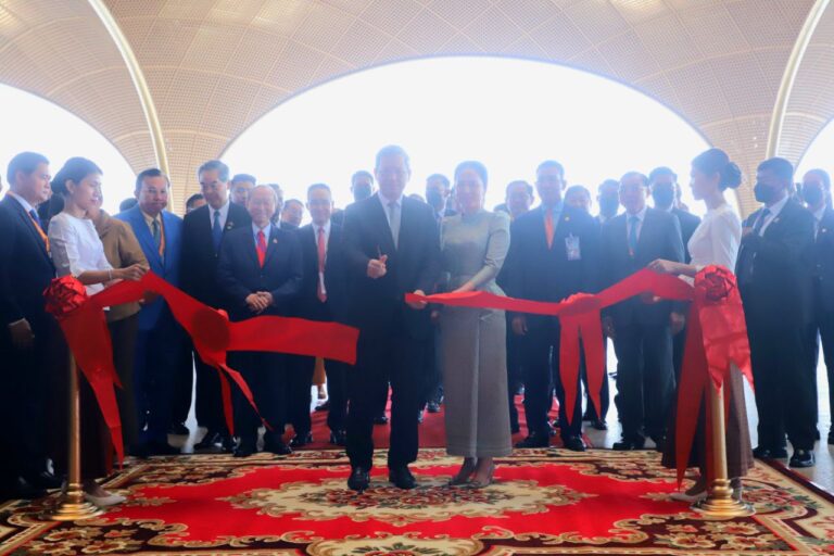 ពិធីសម្ពោធដាក់ឱ្យប្រើប្រាស់ជាផ្លូវការអាកាសយានដ្ឋានអន្តរជាតិតេជោ ក្រោមអធិបតីភាពដ៏ខ្ពង់ខ្ពស់ សម្តេចមហាបវរធិបតី ហ៊ុន ម៉ាណែត នាយករដ្ឋមន្ត្រី និងលោកជំទាវបណ្ឌិត ពេជ ចន្ទមុន្នី