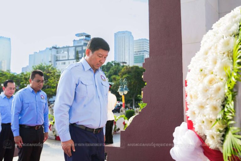 ឯកឧត្តម សាយ សំអាល់ អនុប្រធានសហភាពសហព័ន្ធយុវជនកម្ពុជា និងជាតំណាង ឯកឧត្តម ហ៊ុន ម៉ានី ប្រធានសហភាពសហព័ន្ធយុវជនកម្ពុជា បានអញ្ជើញទៅគោរពព្រះវិញ្ញាណក្ខន្ធ និងថ្វាយ កម្រងផ្កានៅស្ថូបព្រះបរមរូប