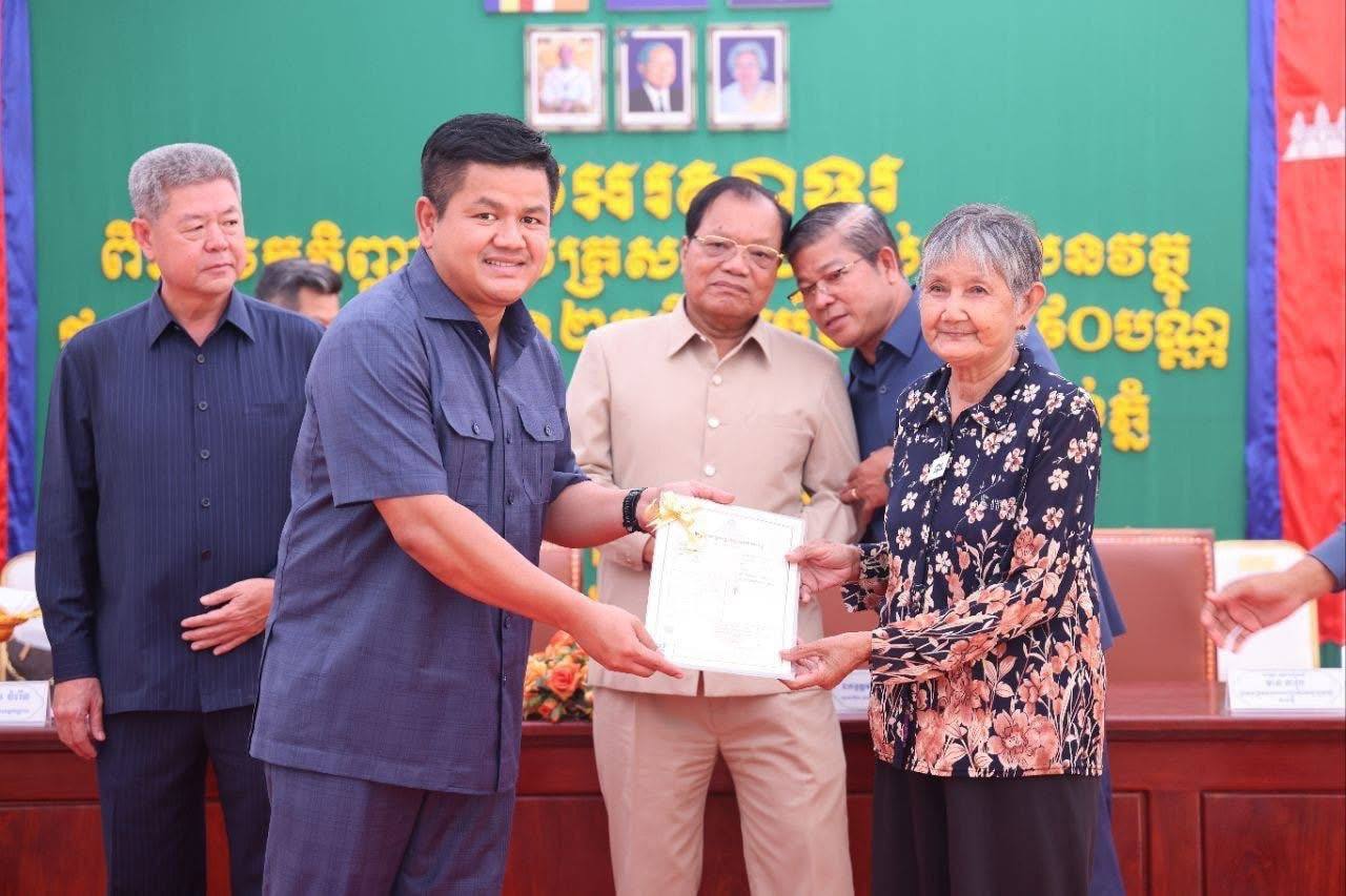 វិញ្ញាបនបត្រសម្គាល់ម្ចាស់អចលនវត្ថុចំនួន ៣,០៩០ បណ្ណ ត្រូវបានប្រគល់ជូនប្រជាពលរដ្ឋក្នុងភូមិអំពិលទឹក និងភូមិកំពង់ពោធិ៍ ឃុំកំពង់ភ្នំ ស្រុកលើកដែក ខេត្តកណ្ដាល វិញ្ញាបនបត្រសម្គាល់ម្ចាស់អចលនវត្ថុចំនួន ៣,០៩០ បណ្ណ ត្រូវបានប្រគល់ជូនប្រជាពលរដ្ឋក្នុងភូមិអំពិលទឹក និងភូមិកំពង់ពោធិ៍ ឃុំកំពង់ភ្នំ ស្រុកលើកដែក ខេត្តកណ្ដាល