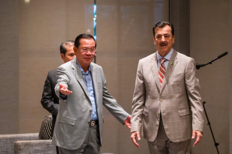 សម្ដេចតេជោ ហ៊ុន សែន អញ្ជើញពិសាអាហារពេលព្រឹកជាមួយ ឯកឧត្តម ស៊ីយ៉េដ យូសាហ្វ រ៉ាសា ហ្គីឡានី (Syed Yusuf Raza Gillani) ប្រធានព្រឹទ្ធសភា នៃសាធារណរដ្ឋអ៊ីស្លាមប៉ាគីស្ថាន