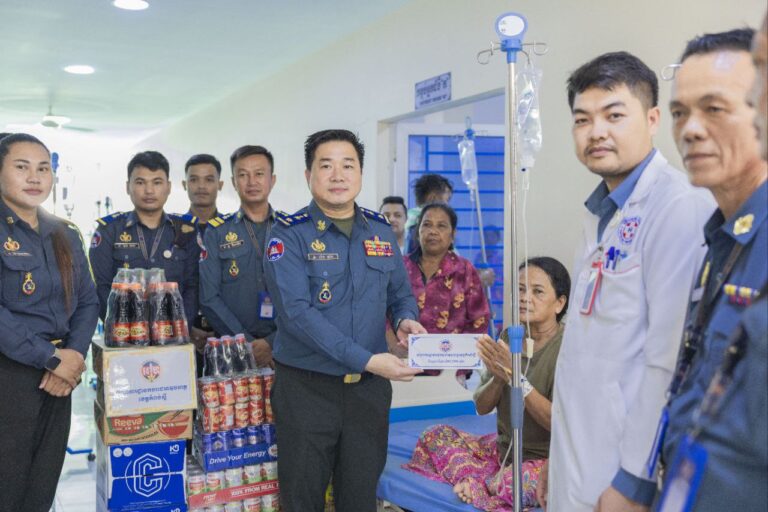 លោកឧត្តមសេនីយ៍ត្រី ម៉េង ស្រ៊ុន មេបញ្ជាការ បានអញ្ជើញ​ដឹកនាំក្រុមការងារកងរាជអាវុធហត្ថ បន្តចុះសួសុខទុក្ខលោកស្រី បក់ យ៉ុង ដែលជួបបានគ្រោះថ្នាក់ចរាចរណ៍និងត្រូវជាភរិយាលោក ជួប វាសនា មន្ត្រីកងរាជអាវុធហត្ថចូលនិវត្តន៍កំពុងសម្រាកព្យាបាលនៅមន្ទីពេទ្យ​បង្អែក​ខេត្តកំពង់ស្ពឺ…