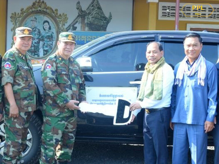 ឯកឧត្តម យូ សិរីវុឌ្ឍ និង ឯកឧត្តម ភឺន ផល្លា បានអញ្ជើញដឹកនាំក្រុមការងារចុះសួរសុខទុក្ខ និងនាំយកថវិកា និងគ្រឿងឧបភោគបរិភោគមួយចំនួន ព្រមទាំងមធ្យោបាយដឹកជញ្ជូនរួមមាន ( រថយន្ត០១គ្រឿង និងម៉ូតូចំនួន ១១គ្រឿង) សម្រាប់ប្រើប្រាស់ជាចាំបាច់ ជូនដល់វីរៈកងទ័ព ដែលកំពុងឈរជើងការពារទឹកដីព្រំដែនកម្ពុជា-ថៃ !!!