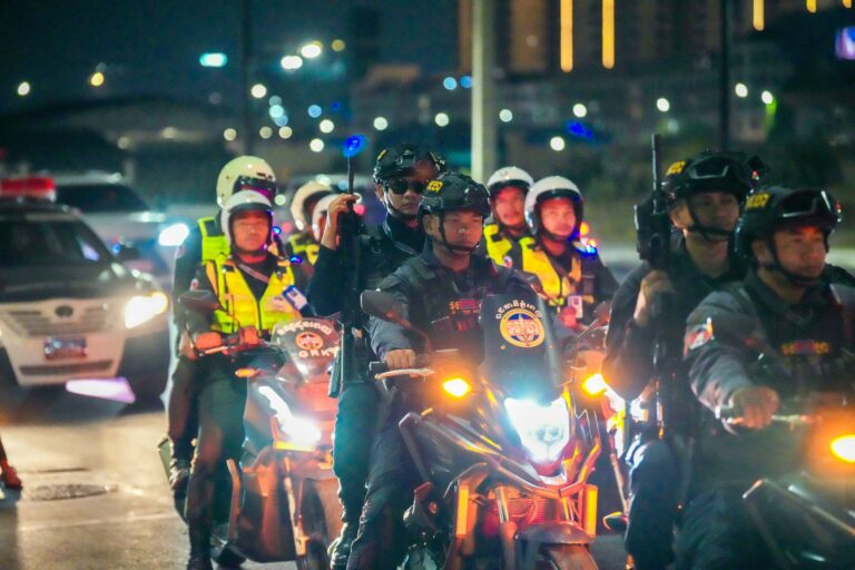 កម្លាំងកងរាជអាវុធហត្ថរាជធានីភ្នំពេញ សហការជាមួយកម្លាំងមូលដ្ឋានអាវុធហត្ថខណ្ឌដូនពេញ និងខណ្ឌ៧មករា ធ្វើការល្បាតការពារ សន្តិសុខ សុវត្ថិភាព ដើម្បីបង្ការ និងបង្រ្កាបបទល្មើសគ្រប់ប្រភេទ