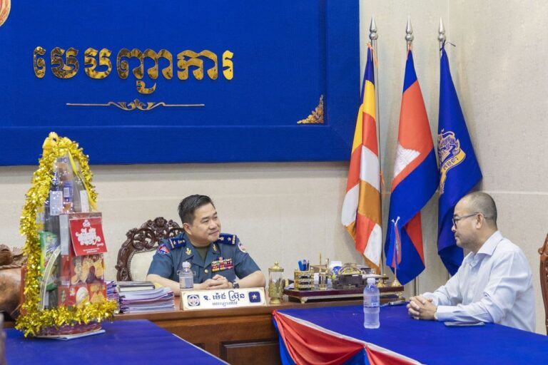 លោកឧត្តមសេនីយ៍ត្រី ម៉េង ស្រ៊ុន មេបញ្ជាការ បានអញ្ជើញ​ទទួលជួបសំណោះសំណាលជាមួយលោក លឹម វាសនា នាយកអតិថិជនសហគ្រាស​​ ​ជាតំណាងឲ្យក្រុមហ៊ុន Metfone ប្រចាំខេត្តកំពង់ស្ពឺ ដែលបាននាំយកនូវកាដូរអនុស្សាវរីយ៍ និងជូនពរជ័យក្នុងឱកាស​អបអរសាទរពិធីបុណ្យចូលឆ្នាំថ្មីប្រពៃណីជាតិខ្មែរខាងមុខនេះ!!!