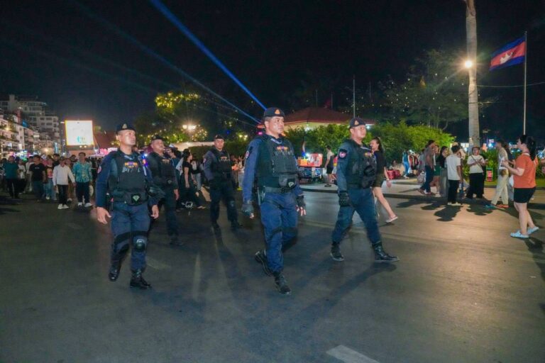 កម្លាំងកងរាជអាវុធហត្ថរាជធានីភ្នំពេញ ចូលរួមល្បាត នៅតាមដងផ្លូវថ្មើរជើង (Walk Street) ថ្ងៃទី២៥-២៦ ខែមេសា ឆ្នាំ២០២៦